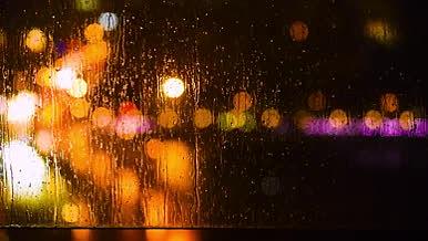 下着雨的夜晚远处还有汽车的霓虹灯在流动视频的预览图